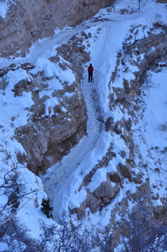 Início da trilha de descida do Grand Canyon, o caminho cheio de neve e gelo, no Arizona, nos Estados Unidos